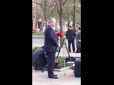 Олександр Вілкул постановчо поклав квіти до пам'ятника та забрав їх з собою. (відео)