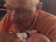 Прадіду - 105 років, малюкові - 5 днів: Неймовірно зворушливе відео їх першої зустрічі підкорило мережу