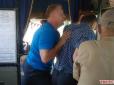 Дійшло до бійки: На Житомирщині водій маршрутки виштовхав за двері пасажира-пільговика (фото, відео)