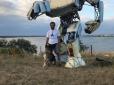 Не фантастика: Український скульптор створив робота-трансформера 
