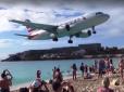 На Карибах літак при посадці вбив туристку (відео)