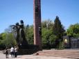Хіти тижня. Кремлівці та п'ята колона захлинуться від люті: У Львові демонтують частину Монумента Слави