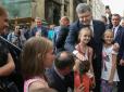 Президент Порошенко у центрі Львова втішав заплакану дівчинку (відео)
