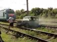 Хіти тижня. Росіяни зняли на відео, як потяг зносить застряглу на шляхах автівку (відео)