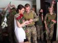 Історія кохання: Боєць АТО та військова медсестра зіграли весілля в Авдіївці (фото)