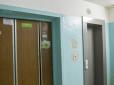 Чиновницька байдужість вбиває: У Києві пенсіонерка не може вийти з будинку через несправний ліфт