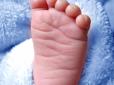 Витягли зі стічної ями: На Рівненщині у шкільній вбиральні знайшли новонароджене немовля