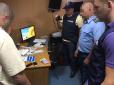 Поліція на Закарпатті спіймала митників з валютними рахунками та іноземними паспортами (фото, відео)