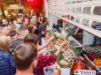 Сексистська акція на Волині: На відкритті ресторану відвідувачів частували з тіла голої дівчини (фото)
