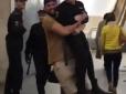 Скрепи в шоці: У Москві хлопець жартома підняв охоронця Путіна і проніс декілька метрів. Вже порушено кримінальну справу (відео)