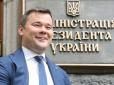 Галантність, чи вульгарність? Андрій Богдан почав обнімати журналістку, коли та поставила питання про заяву на звільнення з ОПУ (відео)